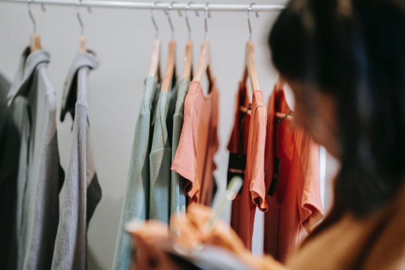 Główne zasady, którymi należy się kierować wybierając odzież reklamową z nadrukiem