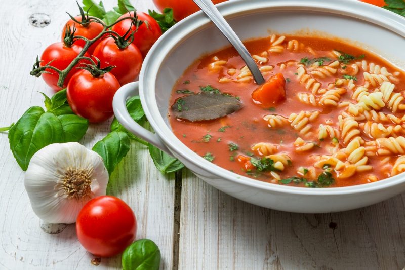Rosół czy pomidorowa – idealna zupa na niedzielny obiad